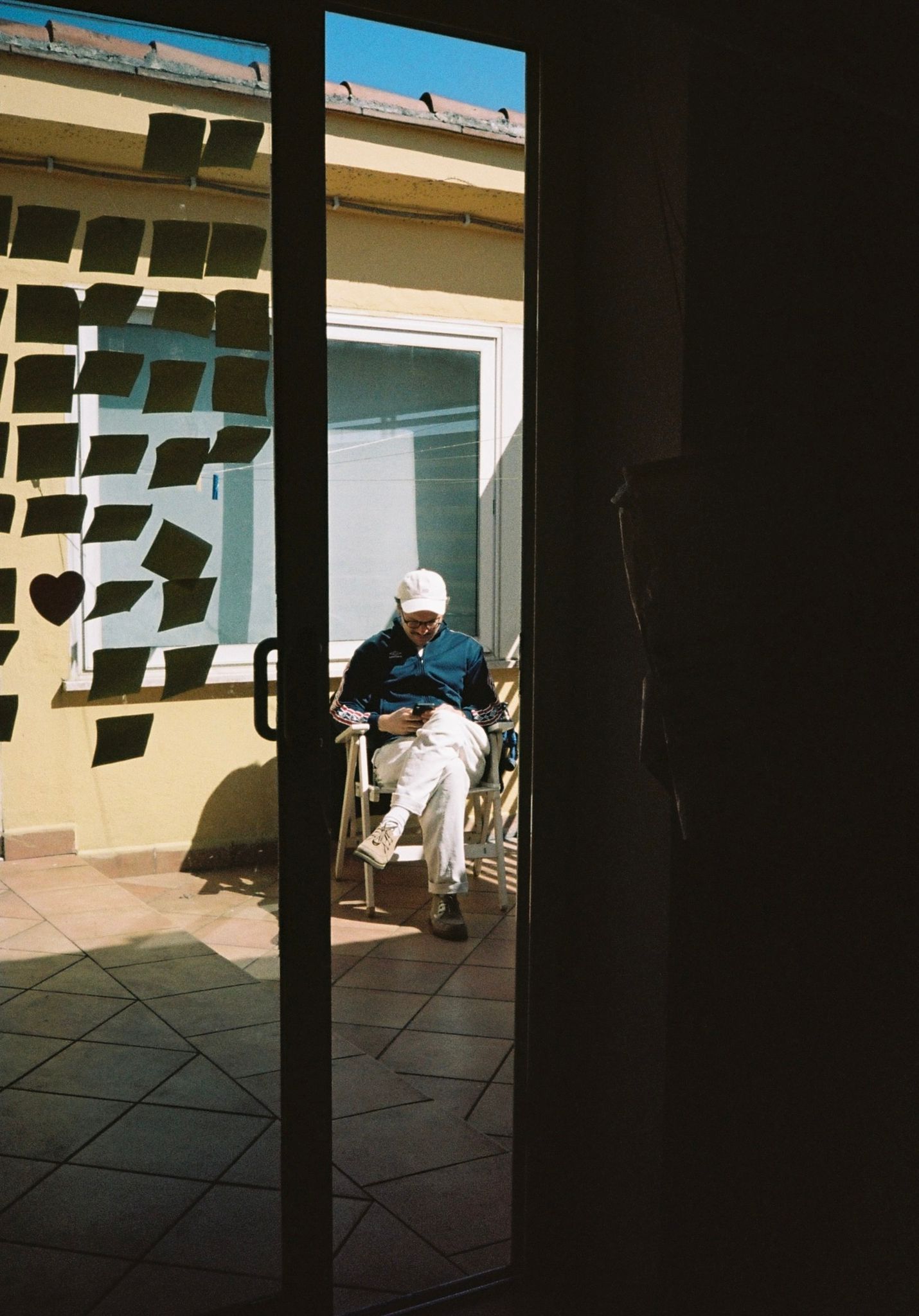 Hugo Thomas writing with post-its